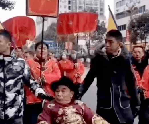 老夫少妻图片 80岁老翁娶小38岁娇妻，婚礼全程坐轮椅，新娘：上辈子缘未尽