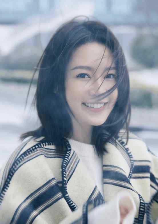 湖蓝色大衣搭配图片 李沁穿湖蓝色大衣清新又高级！搭配同色系打底衫，气质满满