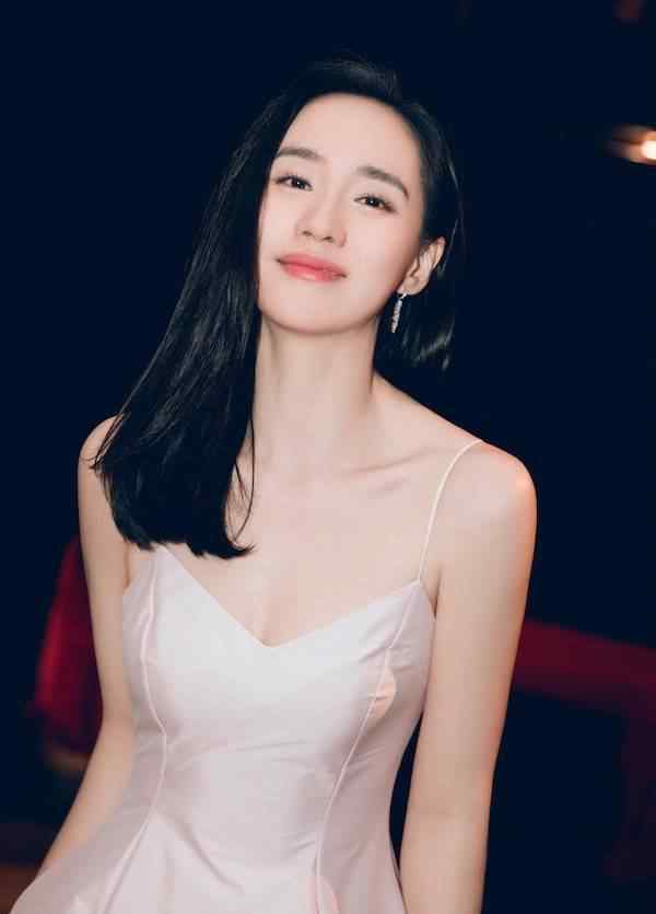 王智性感 37岁王智，颜值甜美身材火辣，优雅性感太有女人味了