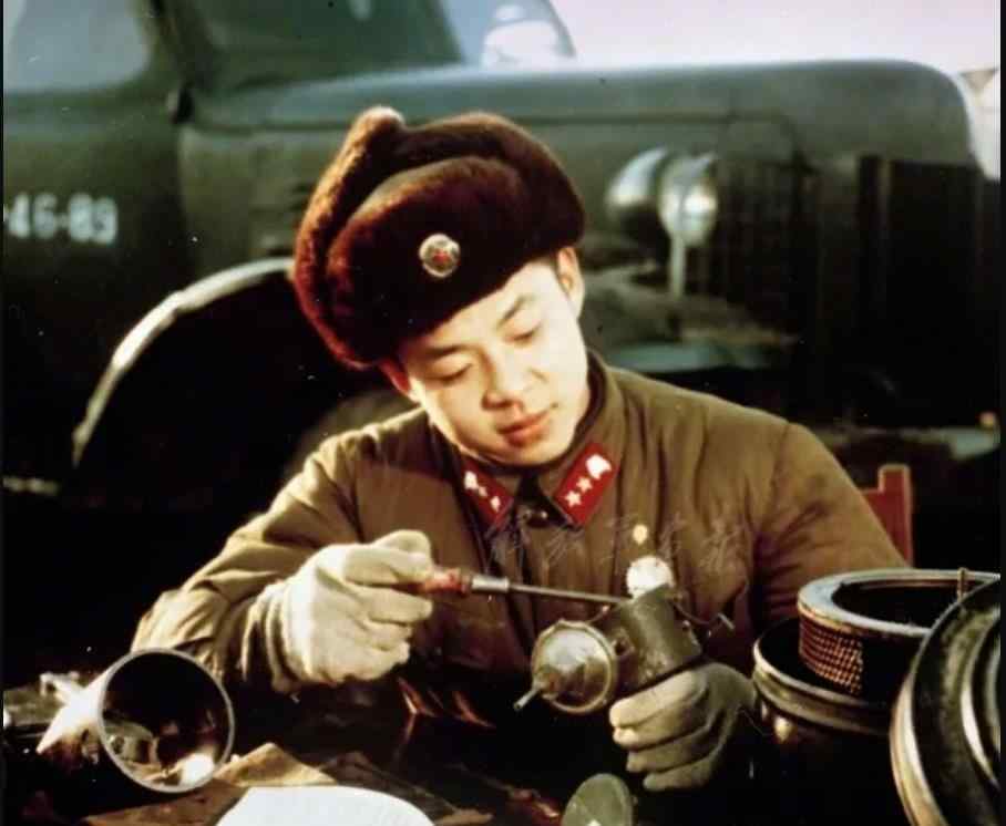 告诉你一个真实的雷锋 富二代？摆拍？摩托车和皮夹克，告诉你一个真实的雷锋