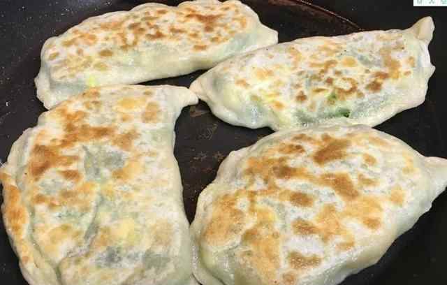 韭菜盒子馅怎么调好吃 韭菜盒子这样做，馅鲜饼香，不破皮不露馅，韭菜翠绿还不出水