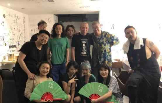 摇滚手势 吐槽大会梁龙的手势什么意思 摇滚教母之前也是做美妆的