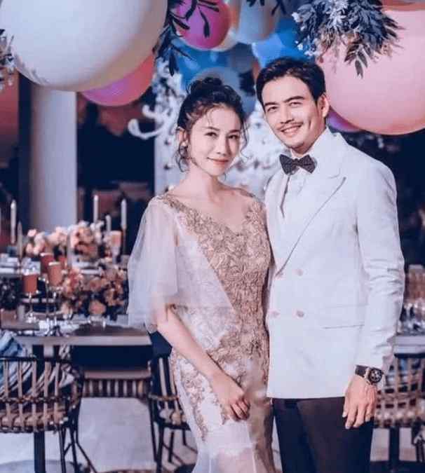 演员杨烁 36岁型男杨烁，“隐藏”9年的妻子，原来是熟悉的童年女神