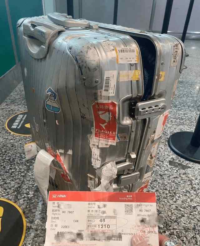 美联航弄坏吉他 托运太暴力，8000元名牌行李箱被摔烂只用赔500块？