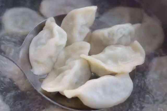 蒸饺子怎么不粘锅 煮饺子时，水开就下锅？教你一招，饺子不破皮不露馅，还不粘锅