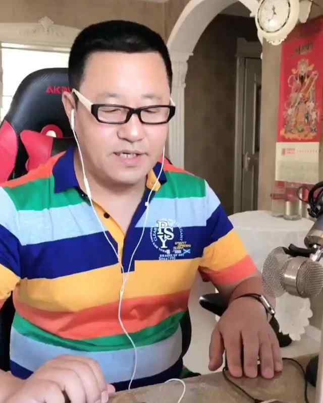 王小宝老婆 赵本山徒弟王小宝，妻子比他小19岁，是剧中“女儿”香秀的闺蜜