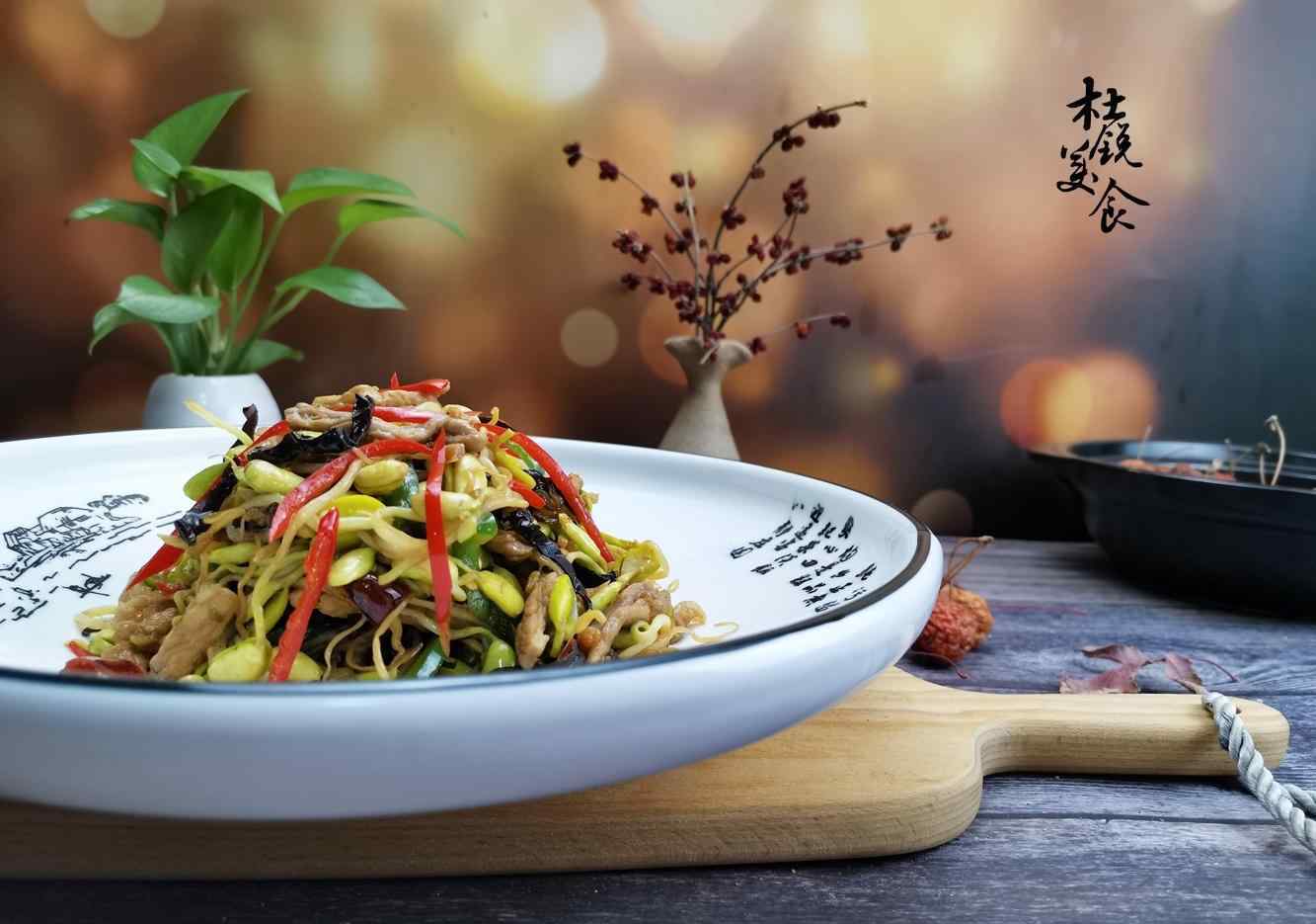 自发黄豆芽 年夜饭更要纯天然，自发黄豆芽健康零添加，这样炒上桌光盘