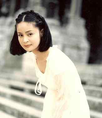 高胜美年龄 51岁高胜美近况落魄？现身农村商演舞台简陋，年过半百至今未婚