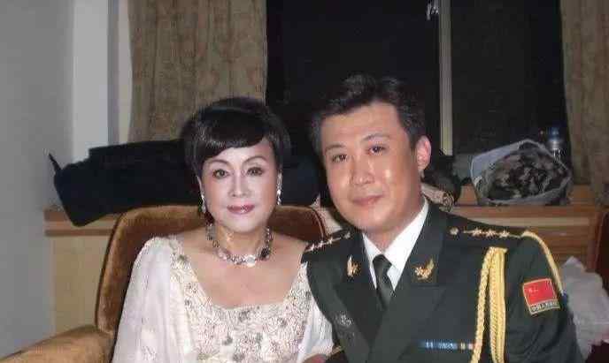 李谷一丈夫 74岁李谷一曝二婚老公近照，大6岁却像母子，前夫儿子长相帅气