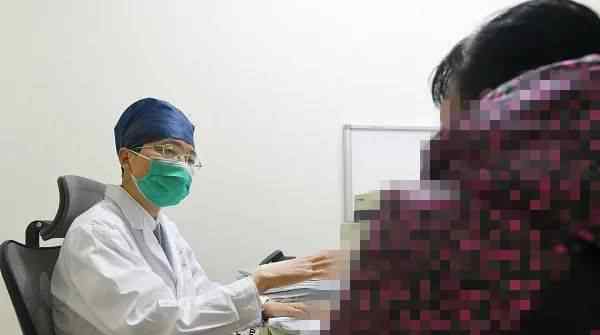 艾滋病过不了5年 56岁女子查出艾滋病5年，不敢告诉丈夫，住院就说去旅游：我做错了什么，摊上这种病