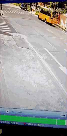 小学生校车 痛心！东莞小学生下校车，3秒后发生惨痛一幕！