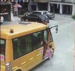 小学生校车 痛心！东莞小学生下校车，3秒后发生惨痛一幕！
