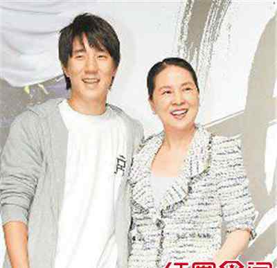 元彪女儿 成龙现身元彪女儿夏苡棓婚礼 林凤娇磕头为房祖名祈福