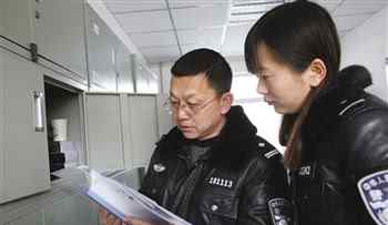 坚强的石头 铁路线上有粒坚强的“石头”