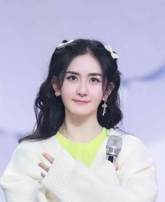 谢娜怀孕9个月大肚照 谢娜挺孕肚上节目，还晒自己二胎孕肚照，但为何却遭到网友举报？