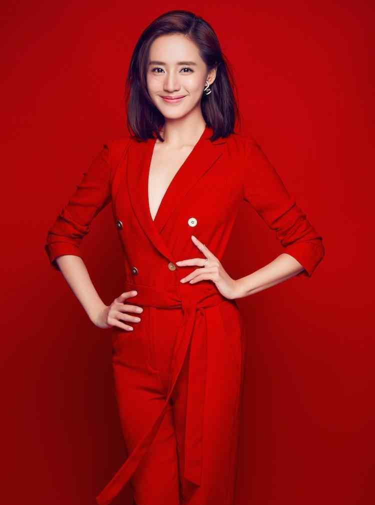 王智性感 37岁王智，颜值甜美身材火辣，优雅性感太有女人味了