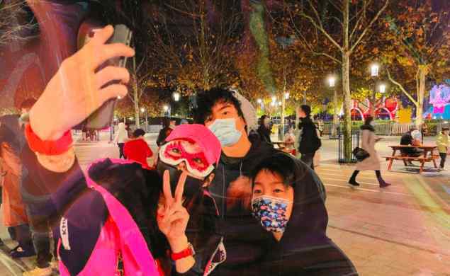 谢振南 张柏芝不辞辛劳，谢振轩个子比妈妈高，出门仍学谢振南要母亲照顾