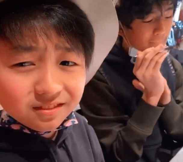 谢振南 张柏芝不辞辛劳，谢振轩个子比妈妈高，出门仍学谢振南要母亲照顾