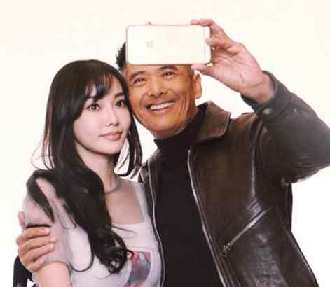 周润发女儿 她是周润发的“女儿”，也是王晶力捧的新人，如今穿着越来越大胆