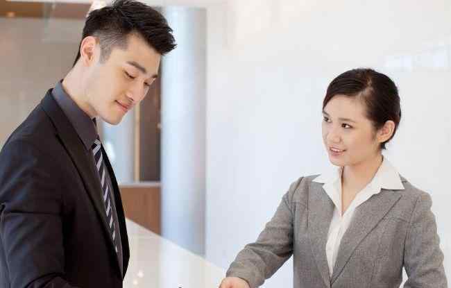 二十万存定期一年利息多少 存款过20万别再存定期了，银行员工：这样存，每年利息近万！