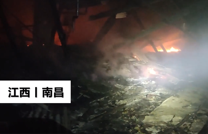 江西一养鸡场火灾7000多小鸡被烧死 鸡叫声让人心痛！