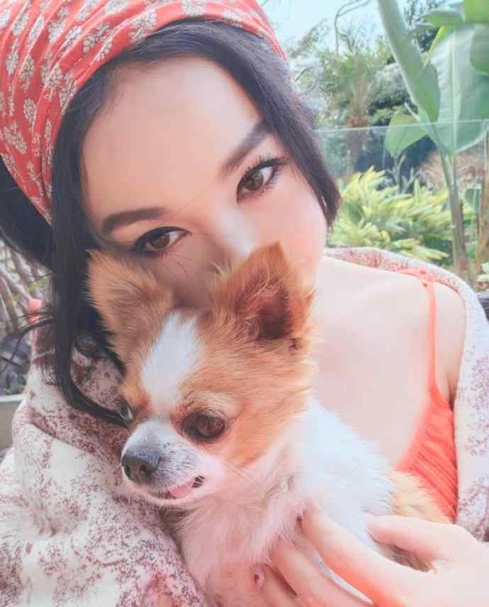 温碧霞老公 温碧霞穿吊带陪富豪老公晒太阳，夫妻分开5个月，小别胜新婚！
