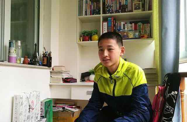 汶川现状 当年汶川地震中被救起，感动全国的“敬礼娃娃”，现状怎样了？