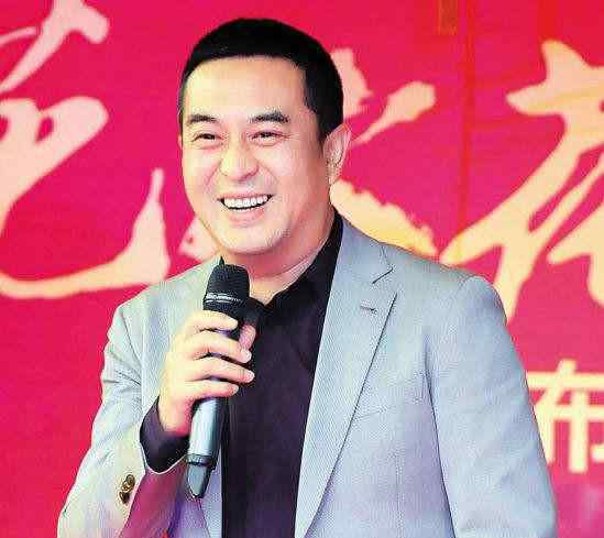 张嘉译前妻 47岁的张嘉译成名靠前妻？现任是熟悉的她，女儿近照曝光