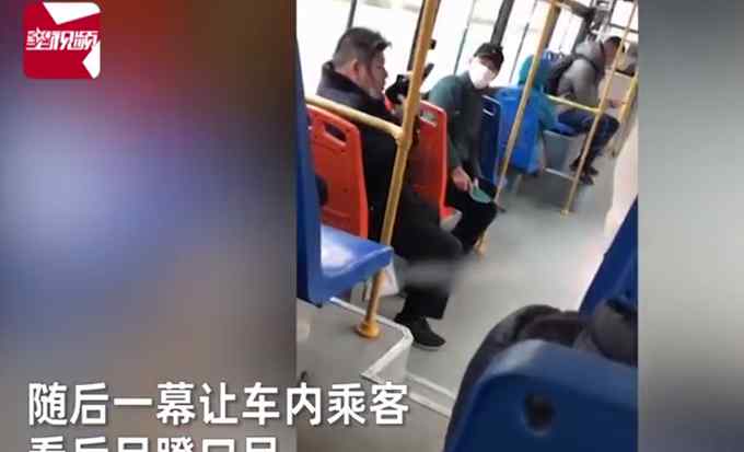 男子公交车上强脱老人鞋猛吸 闻完淡定归还 乘客目瞪口呆