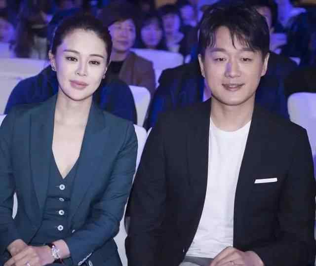 西装马甲 41岁关悦终于换风格，西装配小马甲变精致御姐，气场碾压佟大为