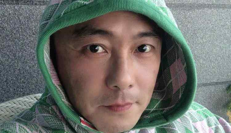 张卫健和张茜 张卫健与张茜两地分居，婚后14年无子，3亿房产也给了妻子名下