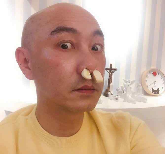 张卫健和张茜 张卫健与张茜两地分居，婚后14年无子，3亿房产也给了妻子名下