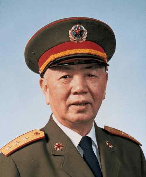 刘华清之子 这位像学生一样认真听美军士兵介绍装备的是刘华清上将