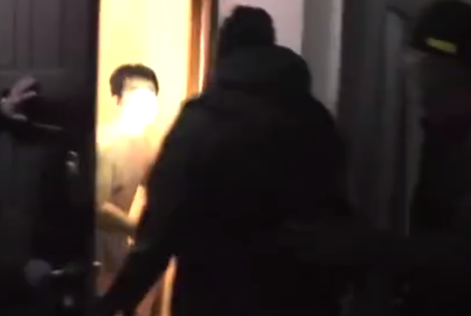 执法记录曝光！俄警方突袭华人黑帮团伙 曾涉绑架3名同胞
