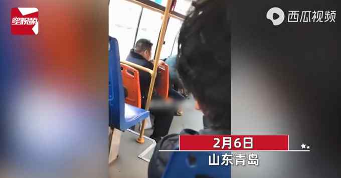 奇葩男公交车上强脱老人鞋猛吸！闻完后淡定归还 乘客目瞪口呆