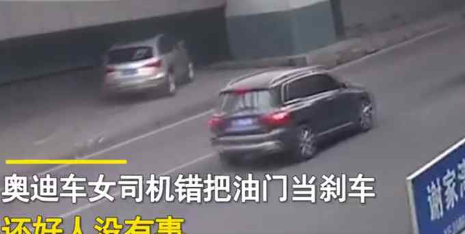 重庆一司机把车开进桥缝卡住 动弹不得！还好人没事