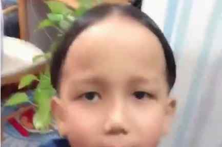 汉奸发型 “汉奸头宝宝”被老妈整走红，发型没谁了，网友：门牙是亮点
