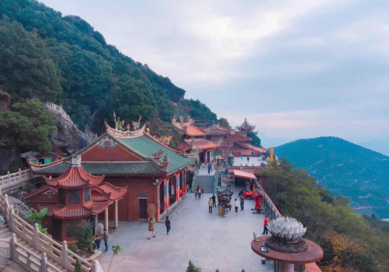 白水岩 福建一座主峰海拔758.5米的山，集游览观光、休闲娱乐、度假于一体