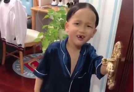 汉奸发型 “汉奸头宝宝”被老妈整走红，发型没谁了，网友：门牙是亮点