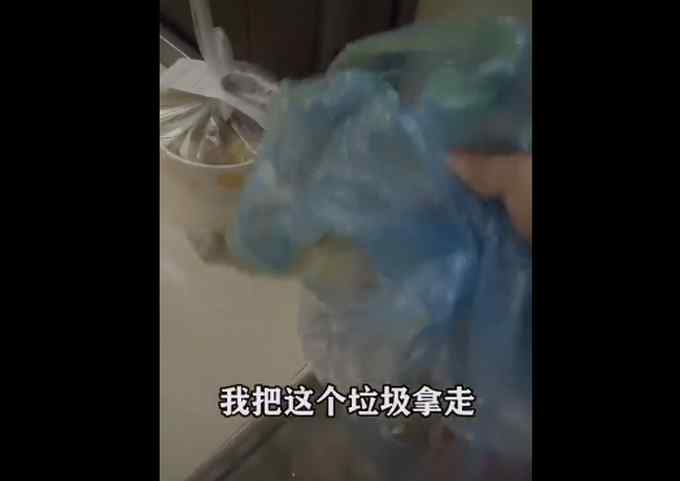 “门口垃圾带走 否则差评！”外卖小哥上门一看惊呆：误会人家姑娘了！