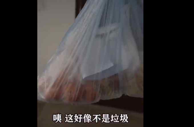 “门口垃圾带走 否则差评！”外卖小哥上门一看惊呆：误会人家姑娘了！