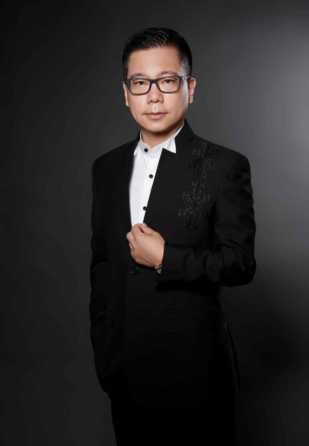 孙来春 林清轩创始人孙来春：至暗时刻，向内求光 | 发光体⑤