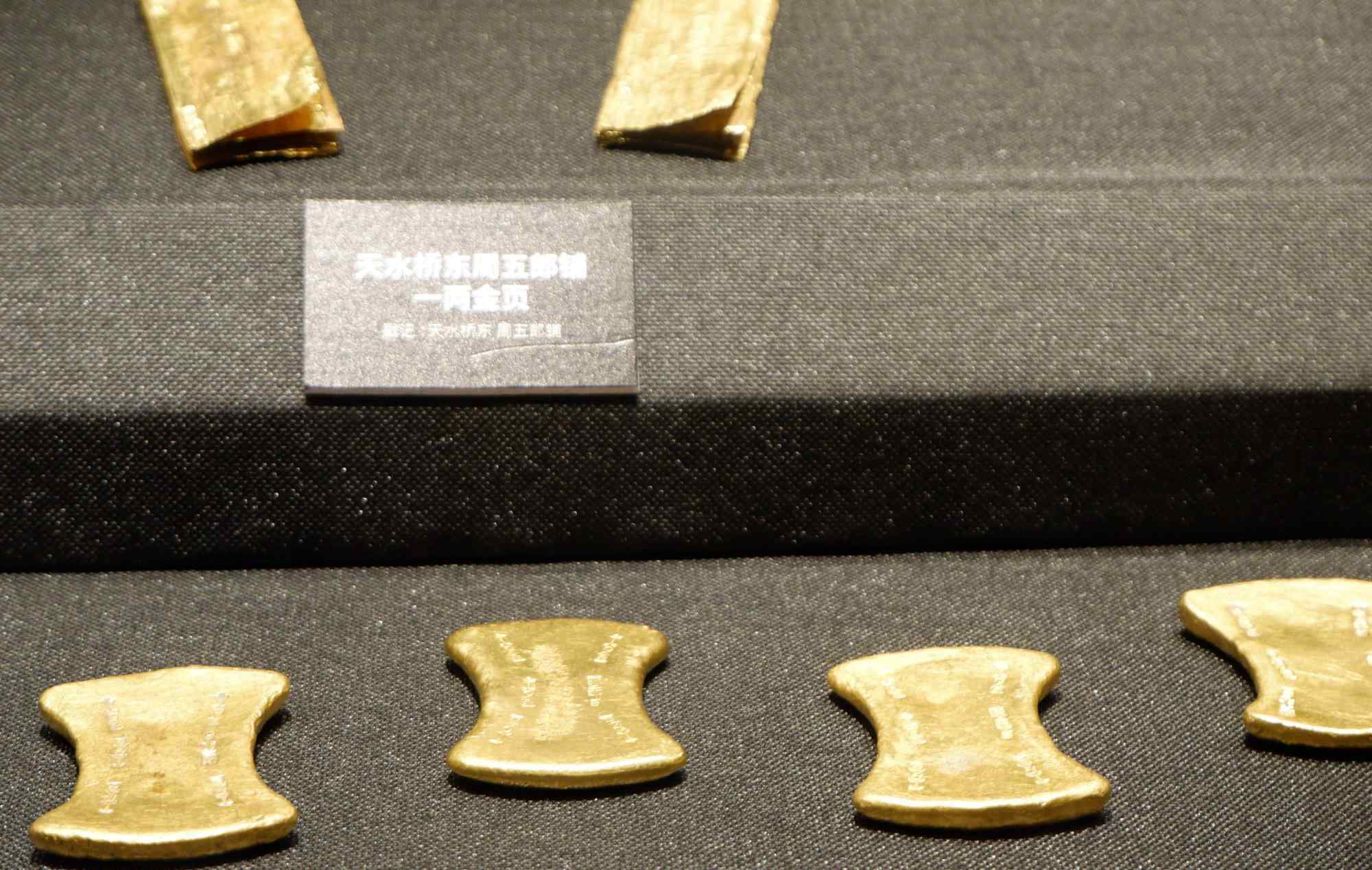 雷峰塔倒塌 雷峰塔倒塌后，发现地宫下的秘密，藏着100公斤的珍宝