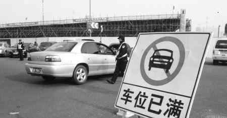 北京地下室新闻 北京地下车库偶遇劳斯莱斯，占用两个停车位，看到车头让人羡慕