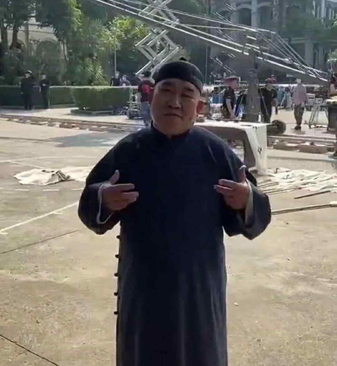 杜旭东 ​实力反派杜旭东片场花絮，穿长衫称再演特务，几十年样子没变