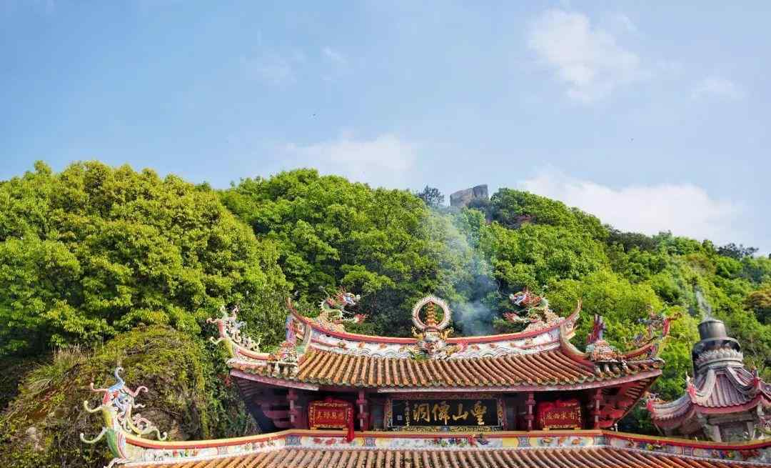 白水岩 福建一座主峰海拔758.5米的山，集游览观光、休闲娱乐、度假于一体