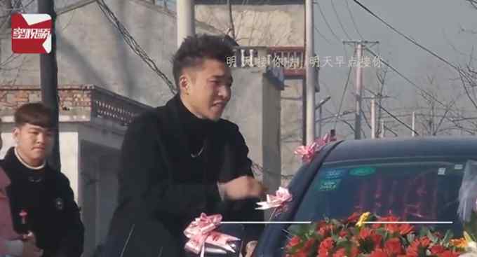哥哥舍不得妹妹出嫁 一路跟到村头叮嘱 网友：兄妹情让人羡慕