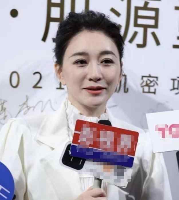 穿紧身裤的女明星凹陷 44岁李小冉生图曝光！膀大腰圆发福明显，紧身裤勒出几条褶皱