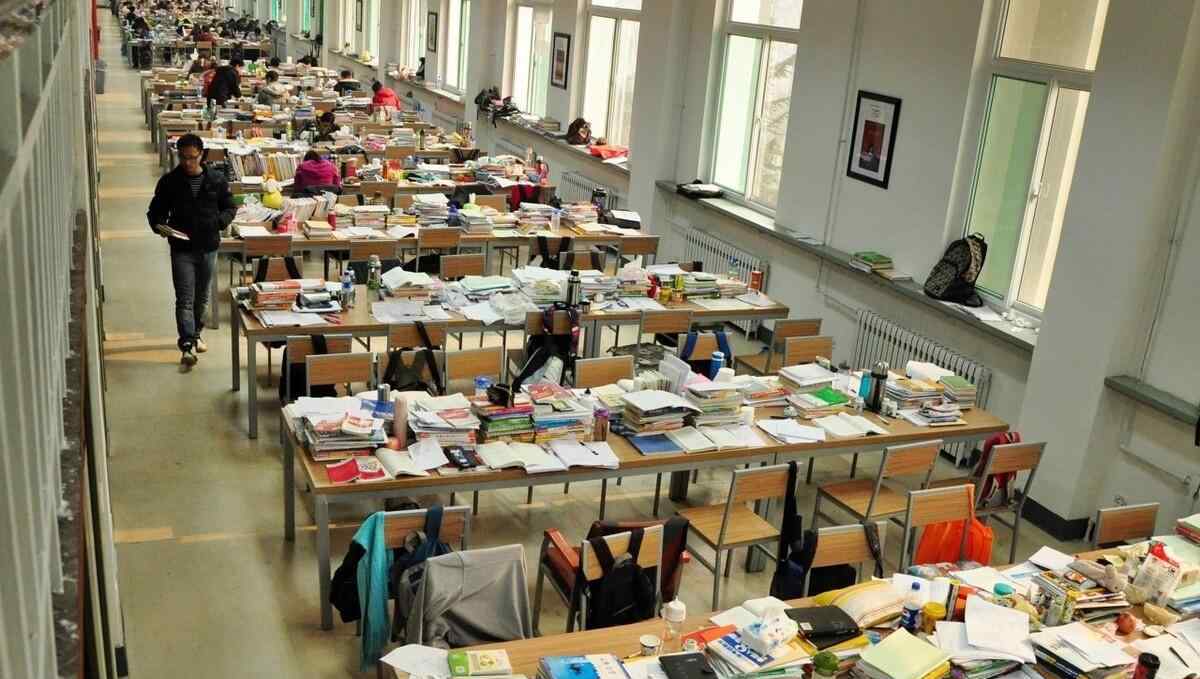 走低 学历越读越高就业却走低，研究生相当于原来的本科生，原因是啥
