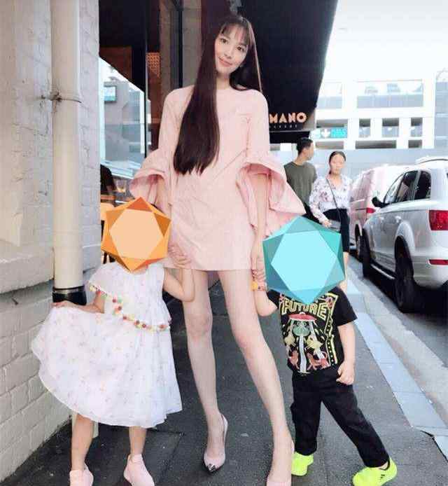 杨哲安 吴佩慈喜当妈后首露面，与谢霆锋前女友拍贴头照，大钻石耳钉抢镜